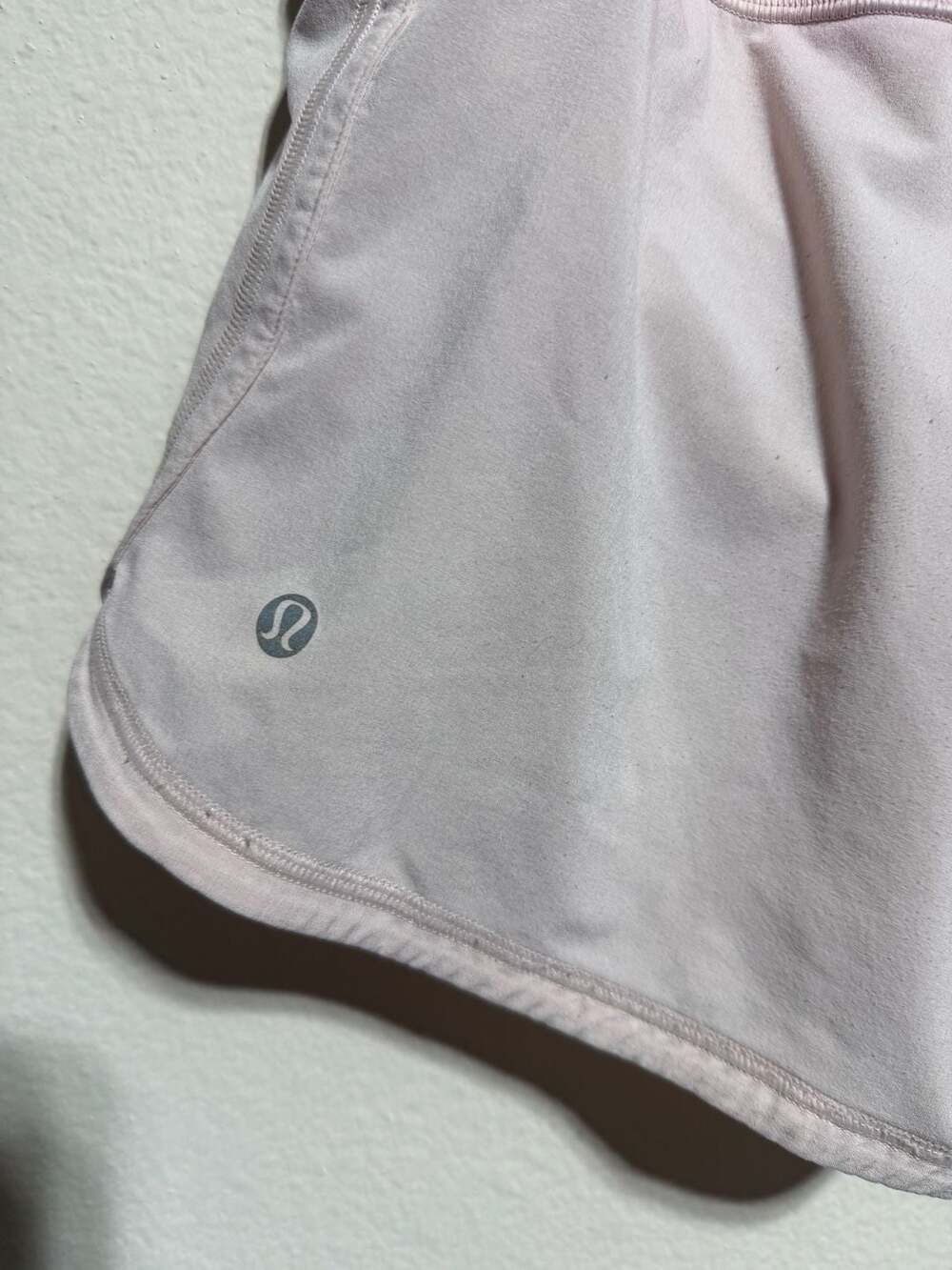Lululemon Athletica Women's Groovy Run Shorts Size 6 Pink and Light Pink - Picture 3 of 5